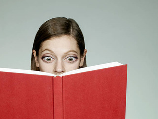 Mujer leyendo un libro rojo