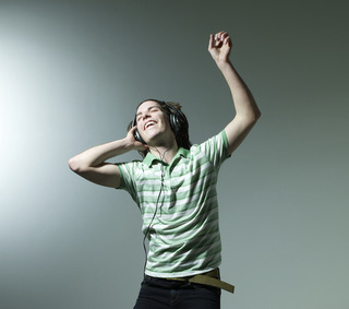 Joven bailando con sus auriculares puestos