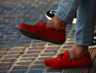 los mejores outfits masculinos para lucir zapatillas rojas