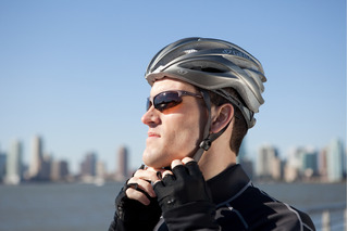 Hombre con casco de bicicleta