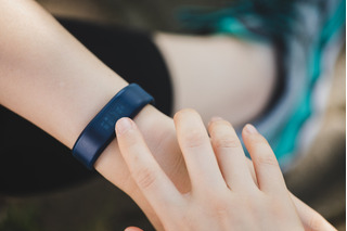 Mujer revisando su pulsera inteligente