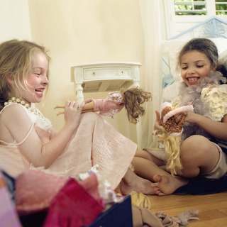 meninas brincando com bonecas