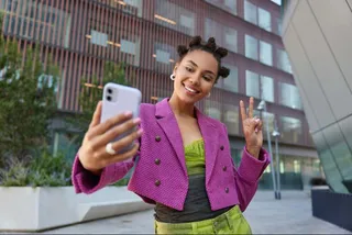 jovem tirando foto com celular