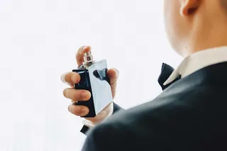 homem borrifando perfume