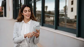 Mulher usando celular