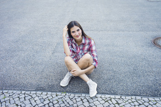 Mujer sentada con zapatillas botitas