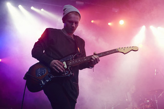 Guitarrista tocando ao vivo