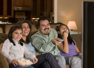 Familia viendo tele