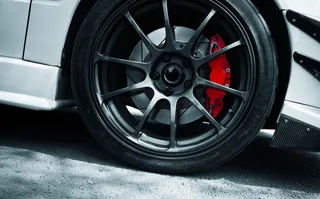 Detalhe do pneu de carro em primeiro plano