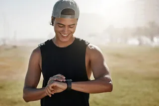 Homem usando smartwatch