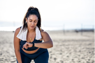 Apple Watch vs Fitbit Versa 2