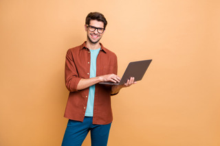 Un hombre joven usa su notebook para trabajar