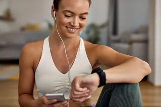  mulher conferindo smartwatches
