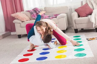 Madre e hijo juegan al Twister
