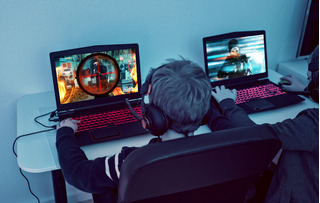 niños usando laptop gamer