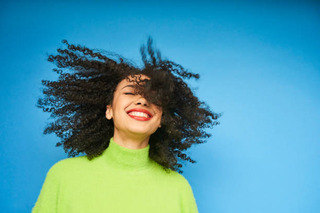 mulher curtindo seu cabelo brilhante