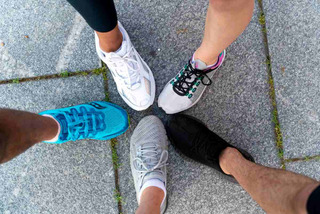 variedad de tenis deportivos
