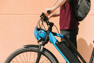 Homem com bicicleta motorizada