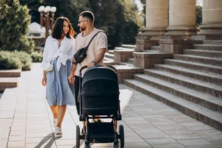 Homem e mulher com carrinho de bebê