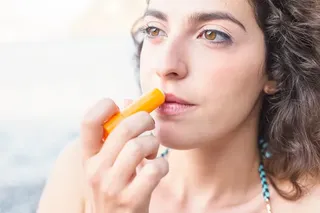 Mujer aplicando bálsamo labial