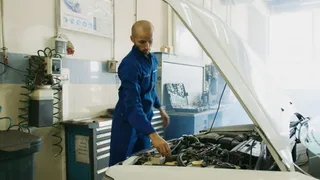 Mecánico revisando el motor de una Toyota RAV4 durante servicio de mantenimiento en taller automotriz México
