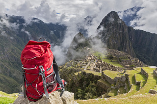 Mochila de viaje frente a paisaje