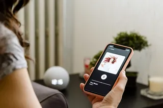 Mujer escuchando música en el teléfono