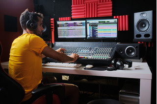 Productor musical en su estudio