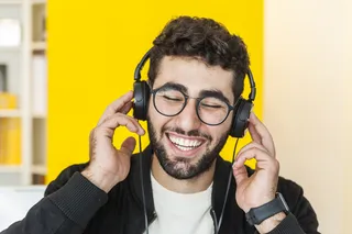 Hombre sonriente con sus auriculares