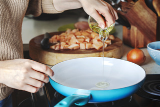 Pessoa cozinhando com uma panela