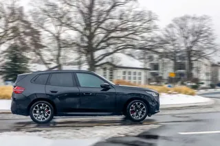 &nbsp;Kia Seltos SUV compacta en color gris circulando por carretera en México.