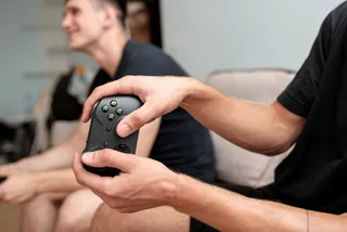 Persona jugando con control de Xbox
