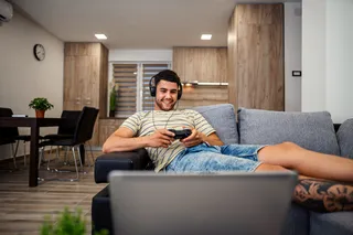 Homem segurando controle de console