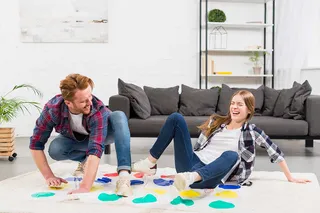Pareja juega al Twister en el salón