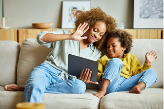 mãe e filho aproveitando seu tablet