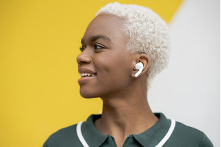 Mulher usando fones de ouvido in-ear