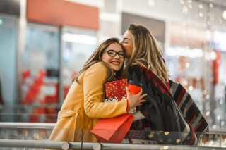 Dos amigas celebran el día del amigo y se dan regalos