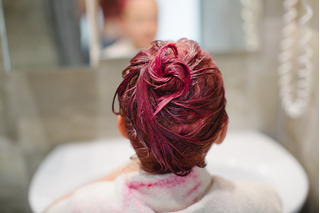 cabelo sendo pintado de vermelho