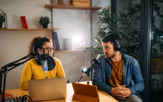 Hombre y mujer conversando en un podcast