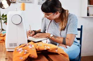 aprenda a modificar el ajuste de una chamarra corta de mujer 