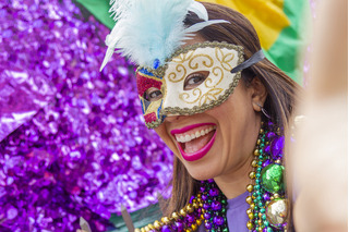 Mulher curtindo a folia no carnaval.