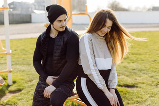 jóvenes con ropa deportiva