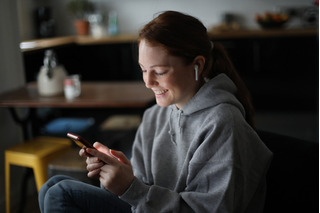 Mujer con Auriculares inalámbricos