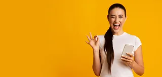 Una mujer contenta con su nuevo celular Samsung