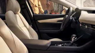Asientos delanteros y volante del Mazda 3