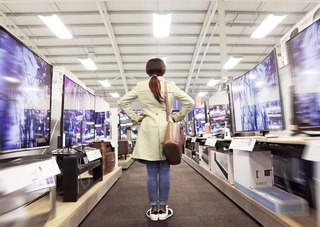 Mujer en una tienda de Smart TV