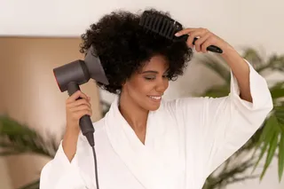Mulher secando o cabelo
