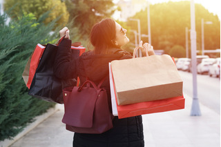 Mujer con bolsas de compras