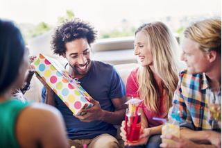 Pessoas presenteando um amigo secreto.