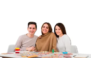 Amigos sonríen y juegan juego de mesa
